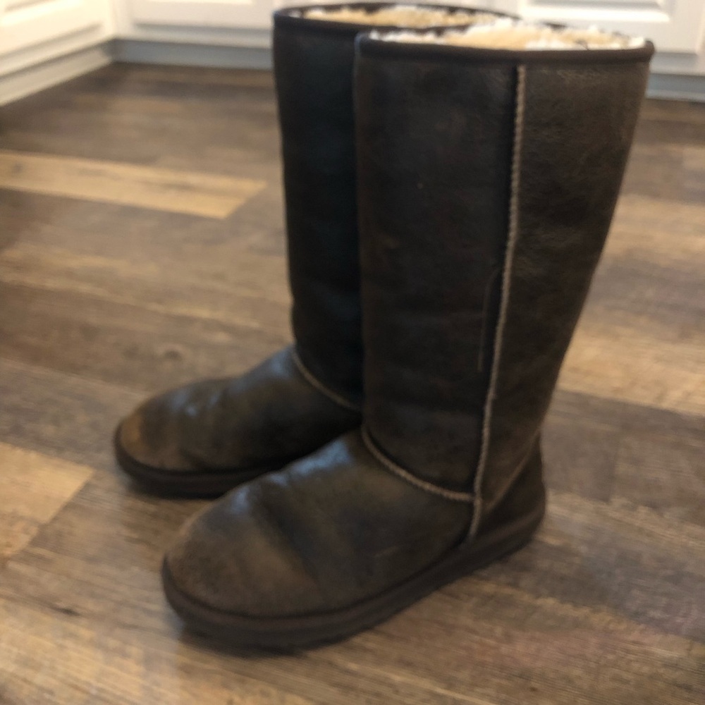 Size 9 UGG classic Tall Bomber boots make offer GUC